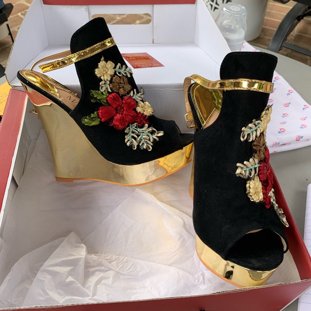 Gold/black wedges
